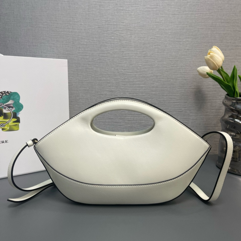 Medium leather handbag