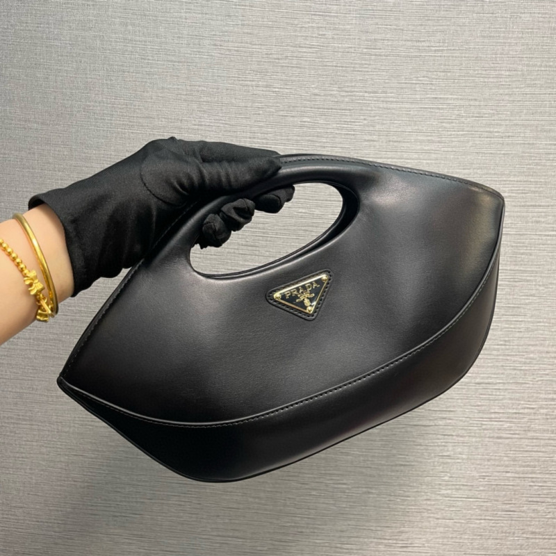 Medium leather handbag