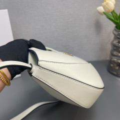 Medium leather handbag