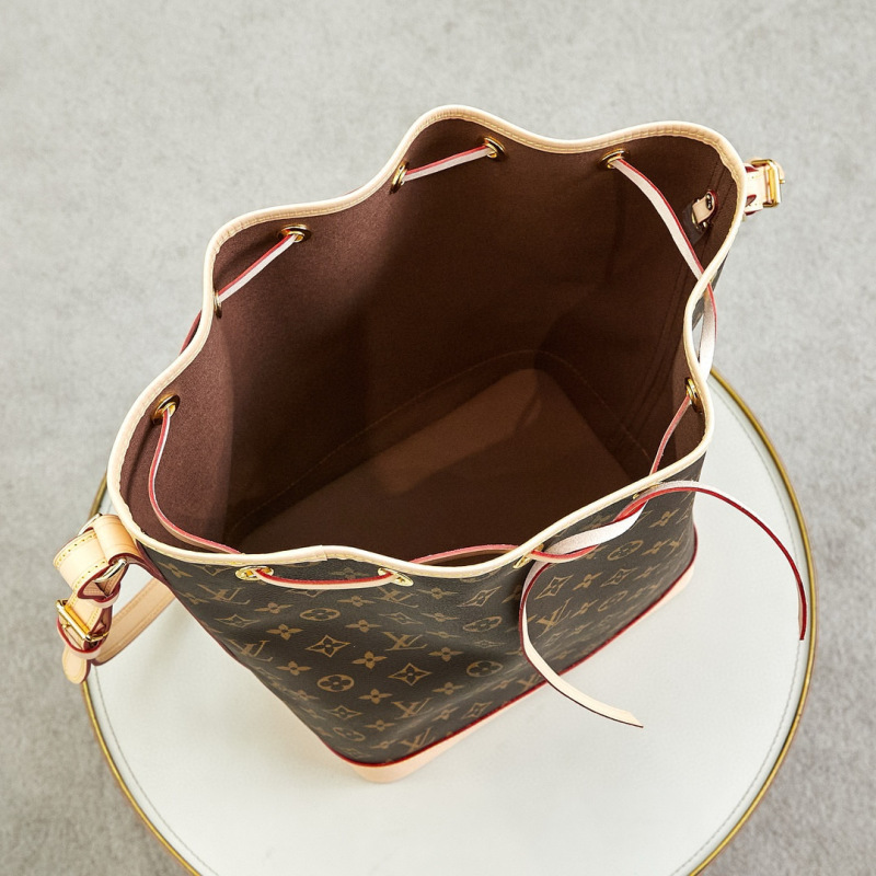 M42224 presbyopia medieval bucket bag no handbag
