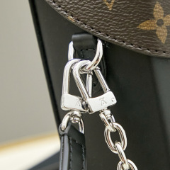 LV  CAMERA BOX  BAG