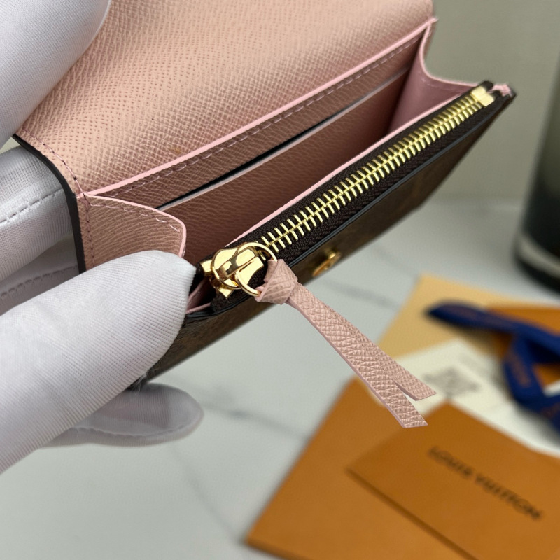 M41939 gold button pink You can customize the initial signature.