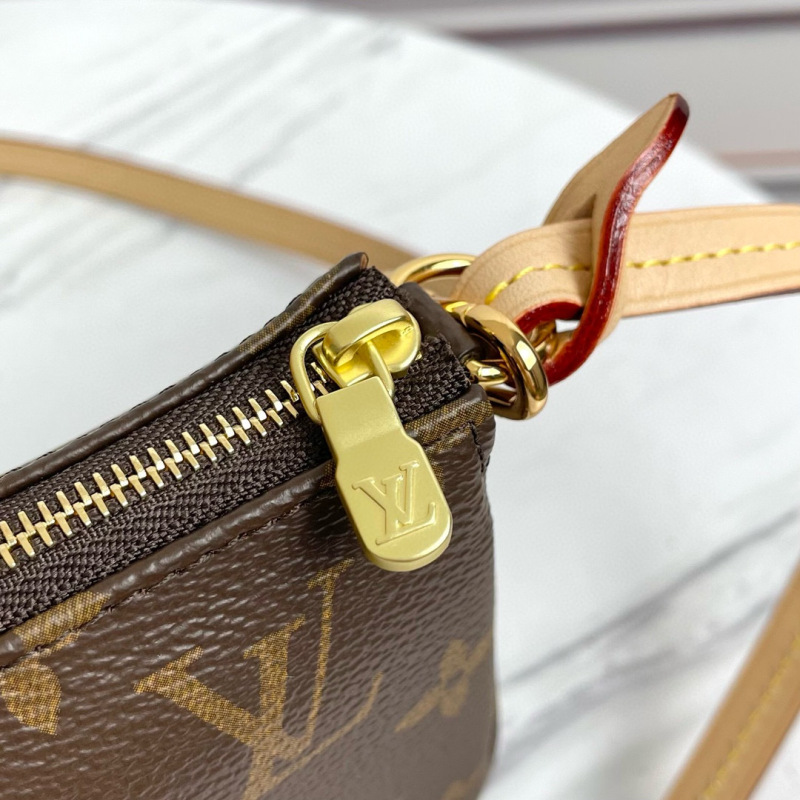 M40712 is a small and light handbag made of presbyopic canvas.