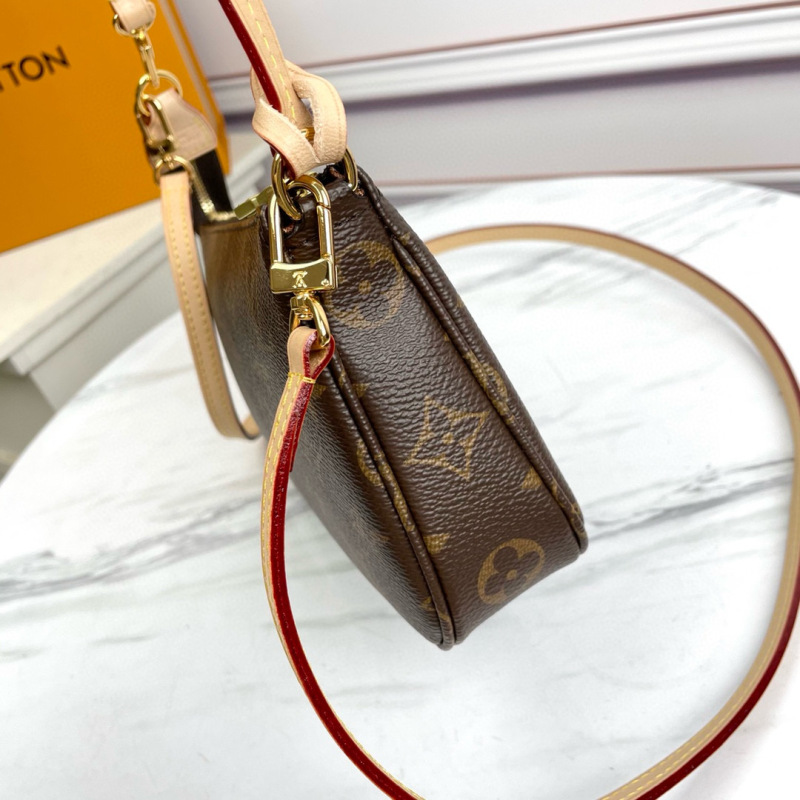 M40712 is a small and light handbag made of presbyopic canvas.