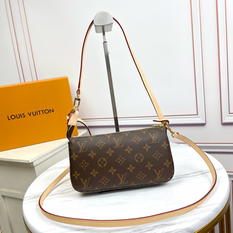 M40712 is a small and light handbag made of presbyopic canvas.