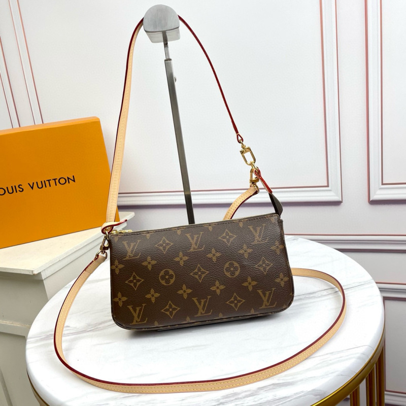 M40712 is a small and light handbag made of presbyopic canvas.