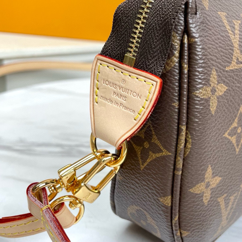 M40712 is a small and light handbag made of presbyopic canvas.