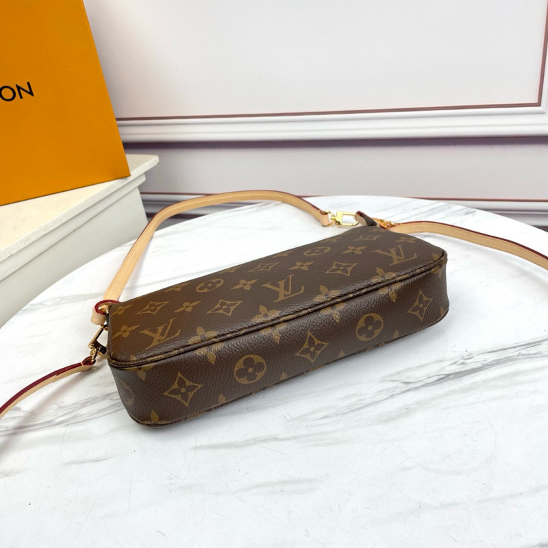 M40712 is a small and light handbag made of presbyopic canvas.