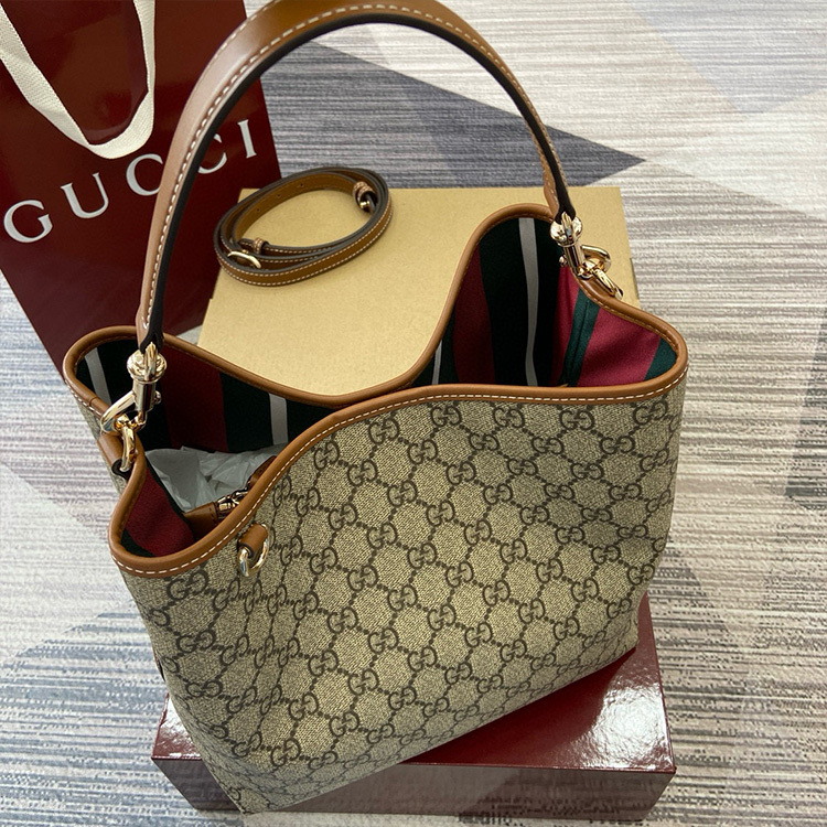 GUCCI GG EMBLEM SMALL SHOULDER BAG
