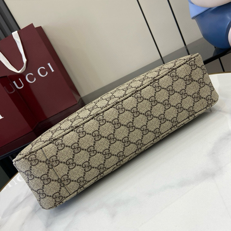 GUCCI GG EMBLEM MEDIUM SHOULDER BAG