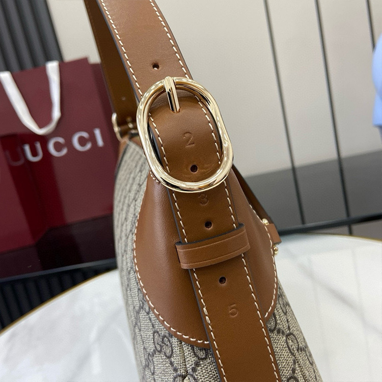 GUCCI GG EMBLEM MEDIUM SHOULDER BAG