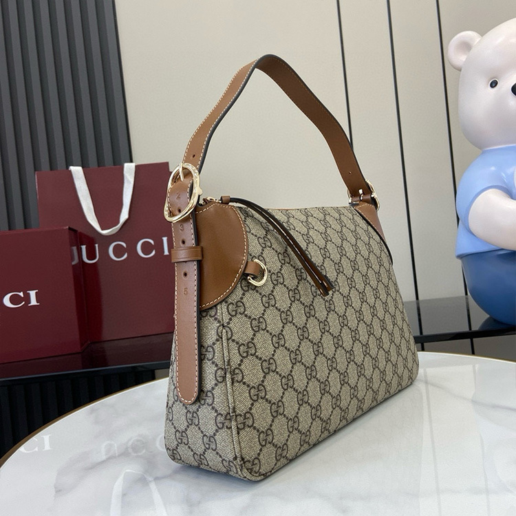 GUCCI GG EMBLEM MEDIUM SHOULDER BAG
