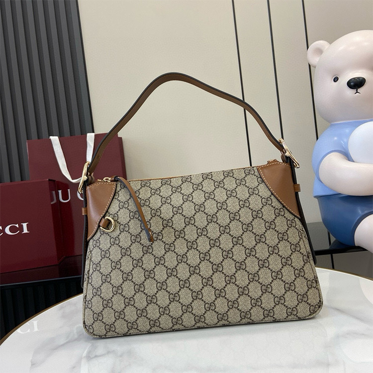 GUCCI GG EMBLEM MEDIUM SHOULDER BAG