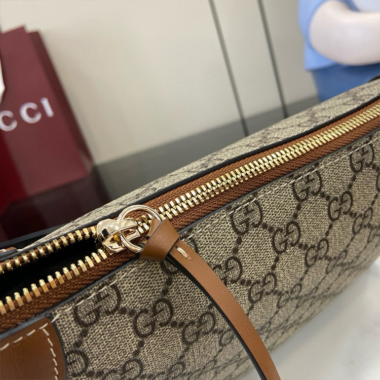 GUCCI GG EMBLEM MEDIUM SHOULDER BAG