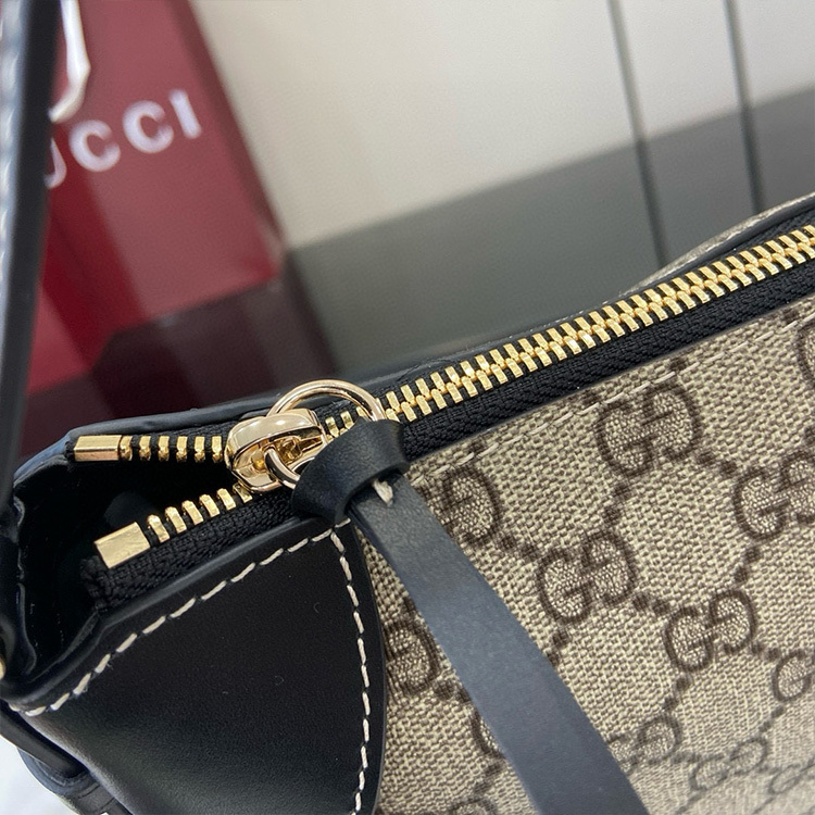 GUCCI GG EMBLEM MEDIUM SHOULDER BAG