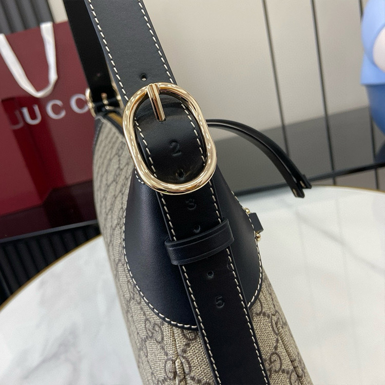 GUCCI GG EMBLEM MEDIUM SHOULDER BAG
