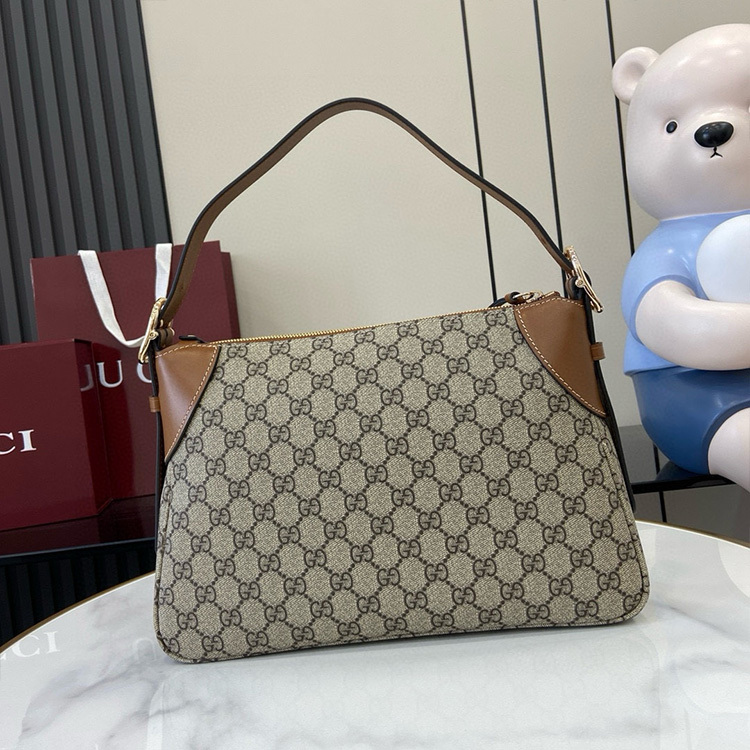 GUCCI GG EMBLEM MEDIUM SHOULDER BAG