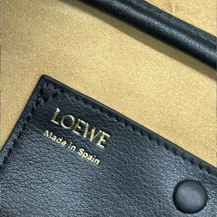 LOEWE Amazona 23 Cropped bag in nappa calfskin