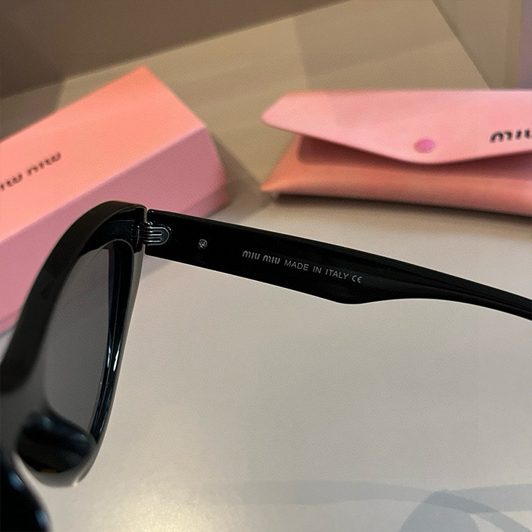 MIUMIU Sunglasses