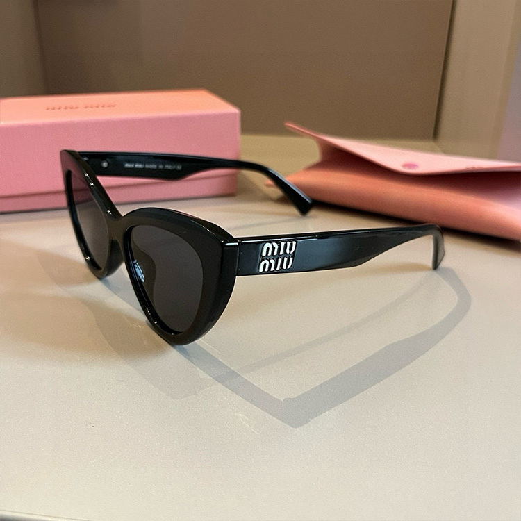 MIUMIU Sunglasses