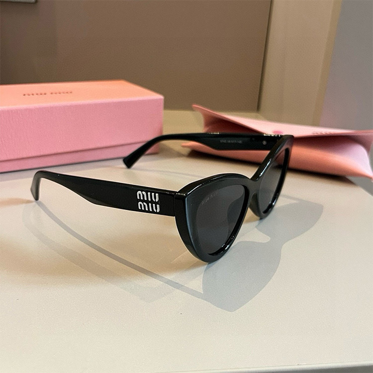 MIUMIU Sunglasses