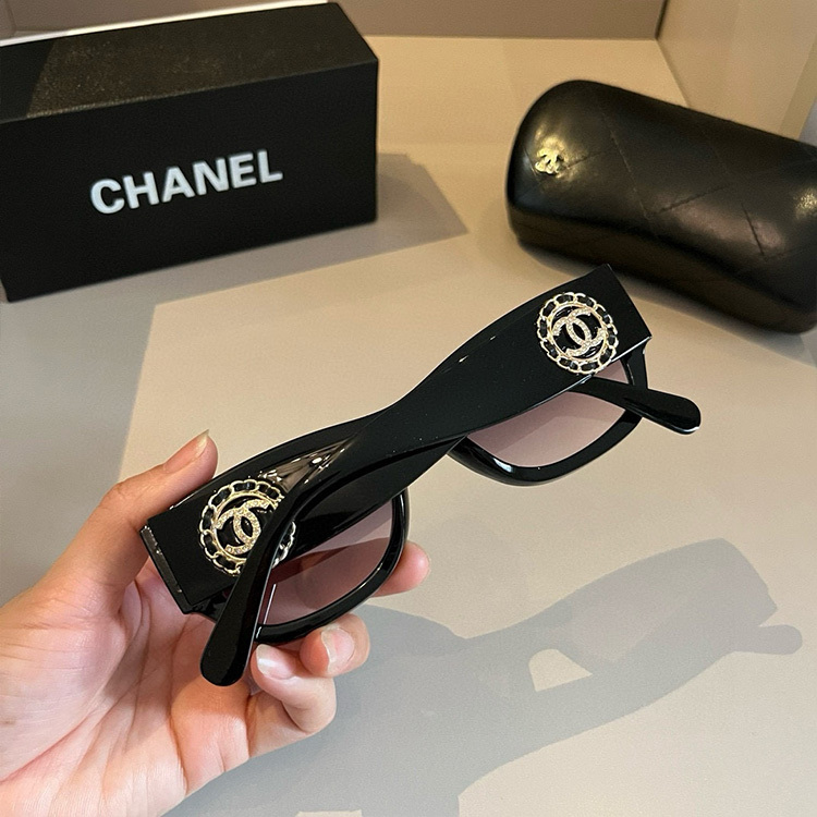 CHANEL Women's Fashion Sunglasses