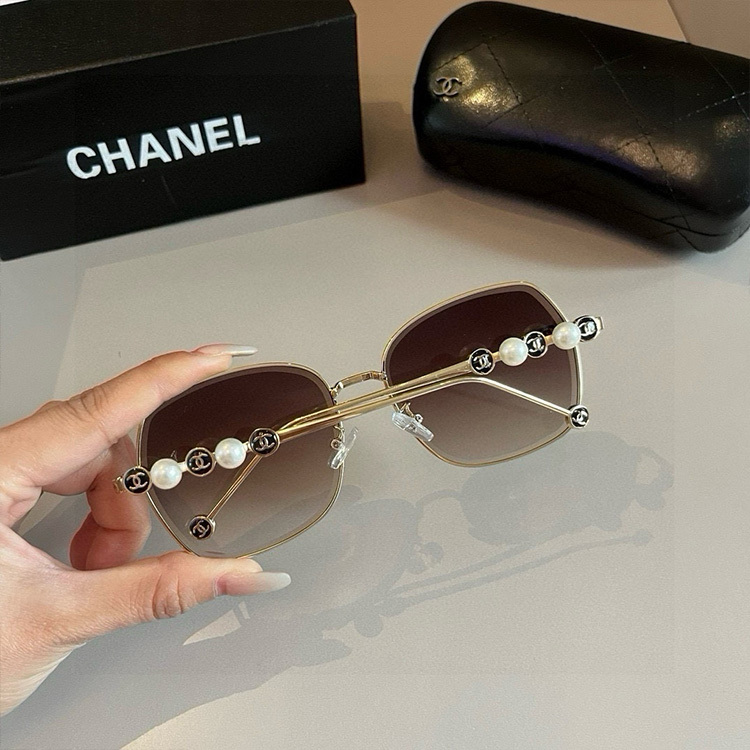 CHANEL Women's Fashion Sunglasses