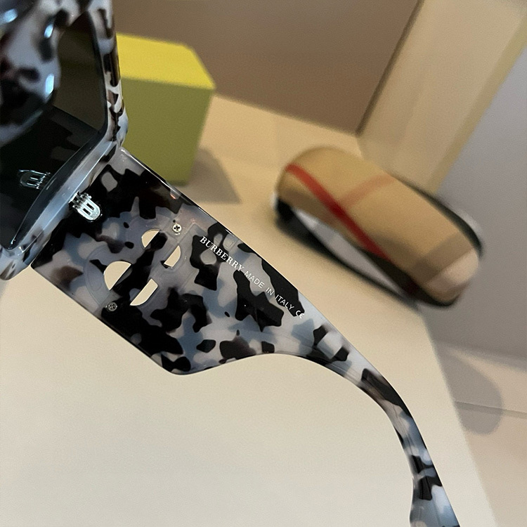 BURBERRY Women's Fashion Sunglasses