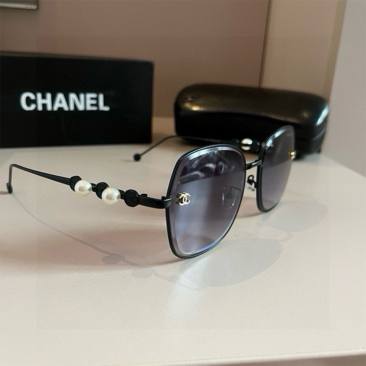 CHANEL Women's Fashion Sunglasses