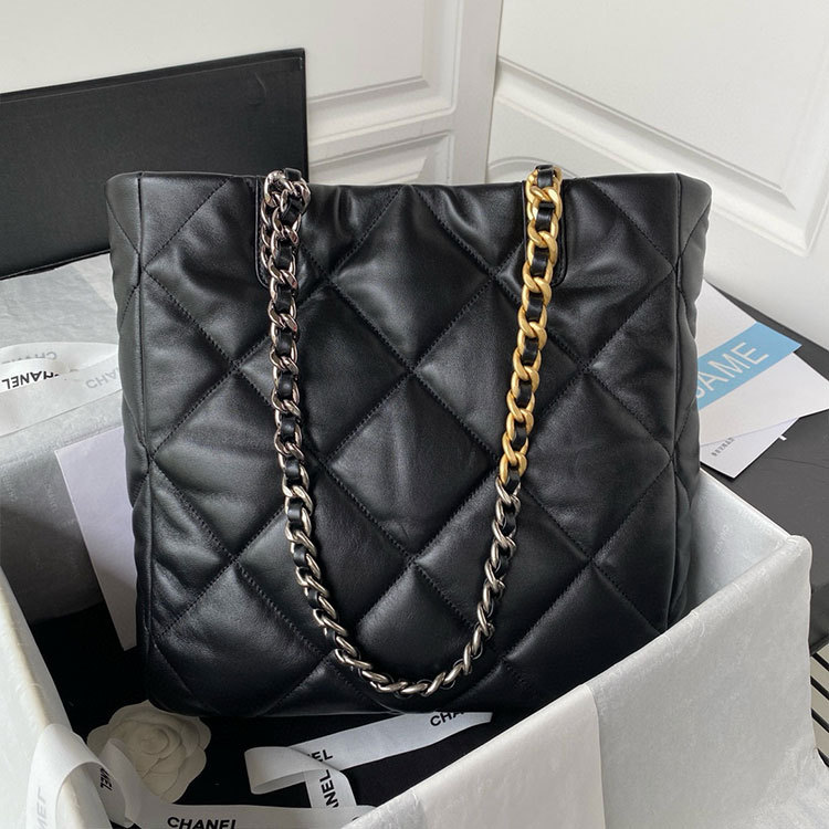 CHANEL 22B Tote Bag