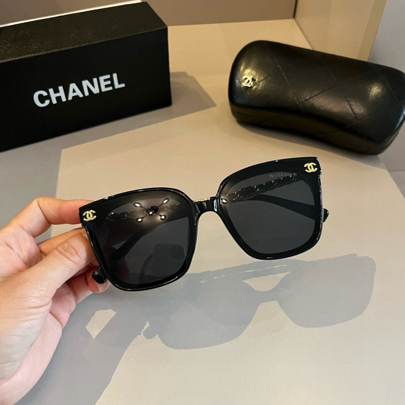 CHANEL Women's Fashion Sunglasses