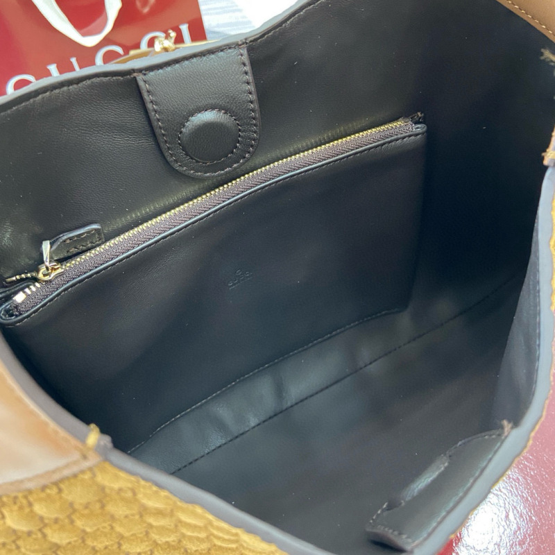 GUCCI B MEDIUM SHOULDER BAG