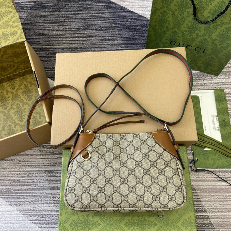 GG EMBLEM SMALL SHOULDER BAG