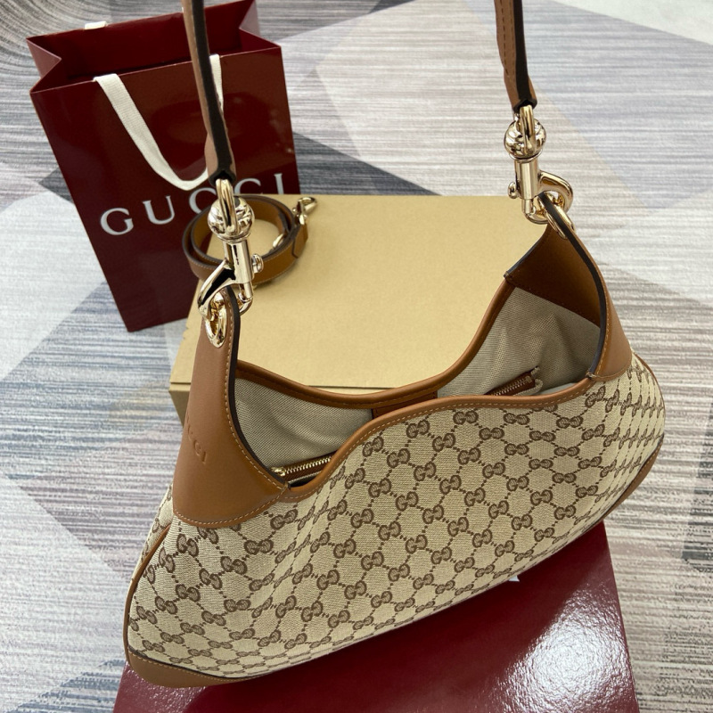 GUCCI B MEDIUM SHOULDER BAG