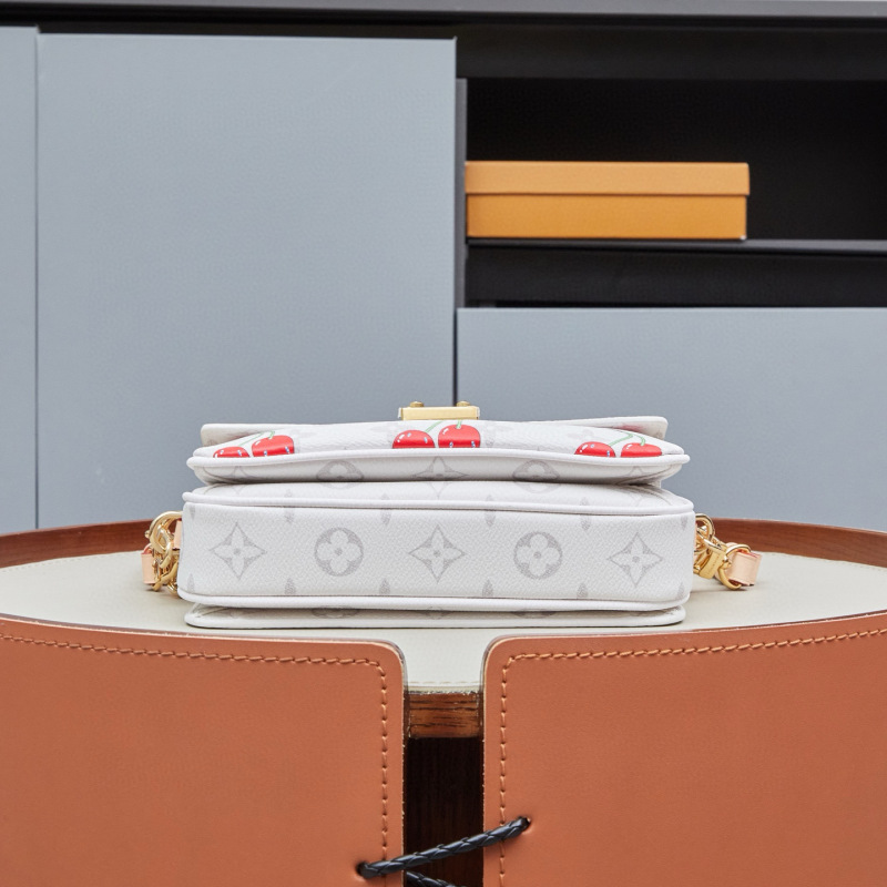 LV x TM Pochette Métis East West