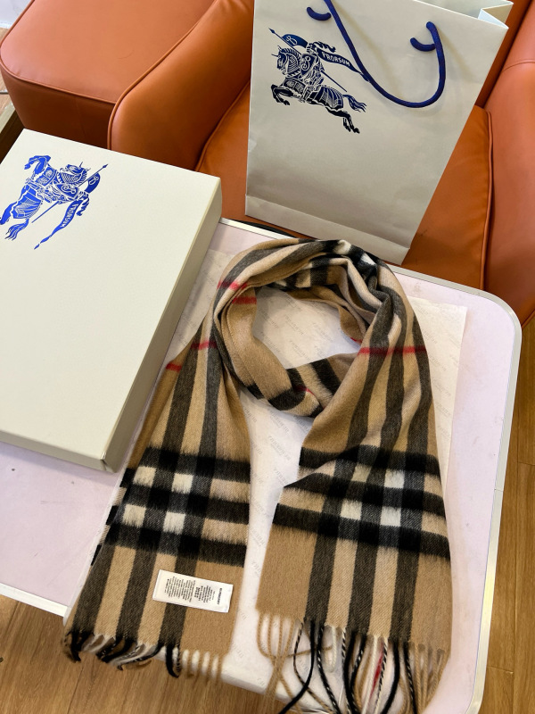 BURBERRY Scarf (100% cashmere)