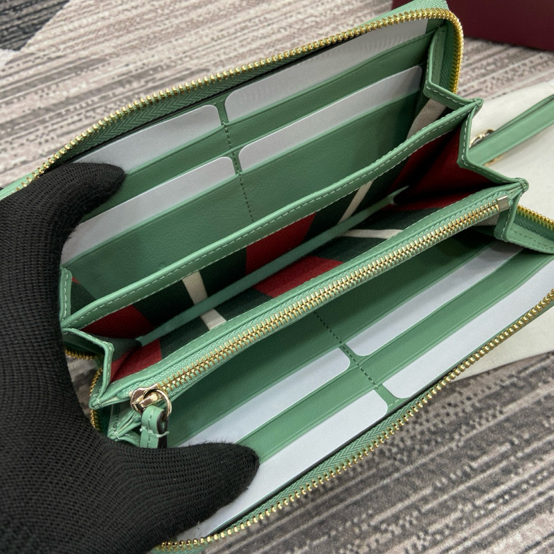 GUCCI GG Emblem zip around wallet