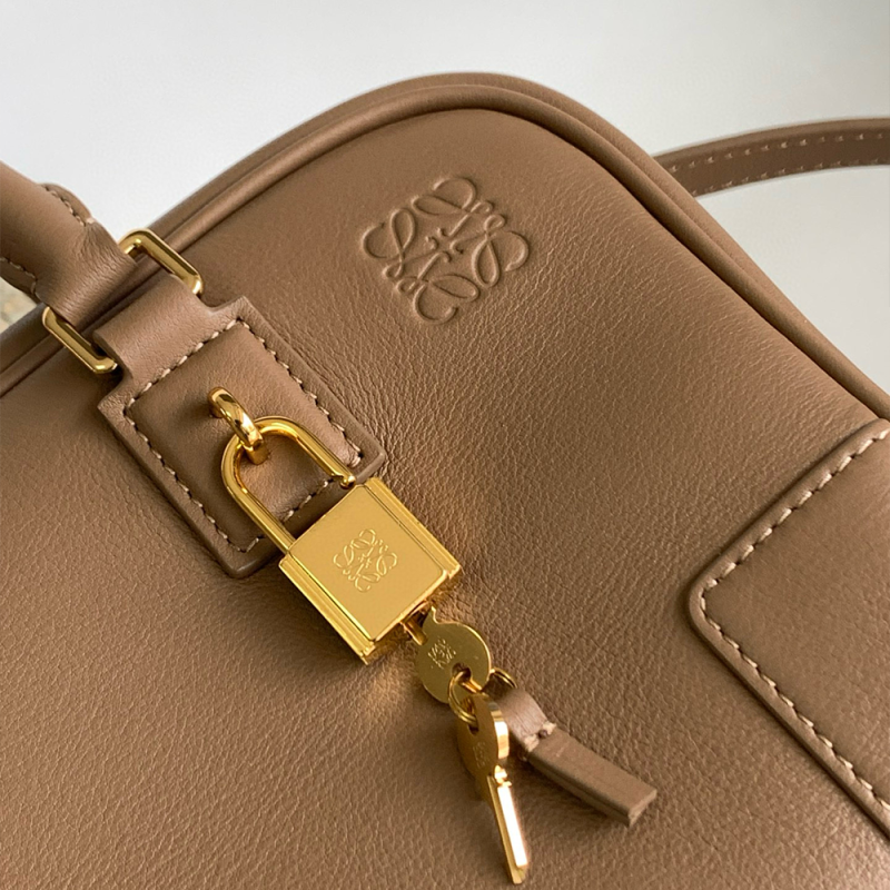 LOEWE Amazona 23 Handbag