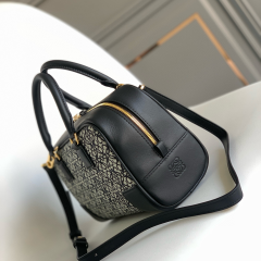 LOEWE Amazona 23 Handbag