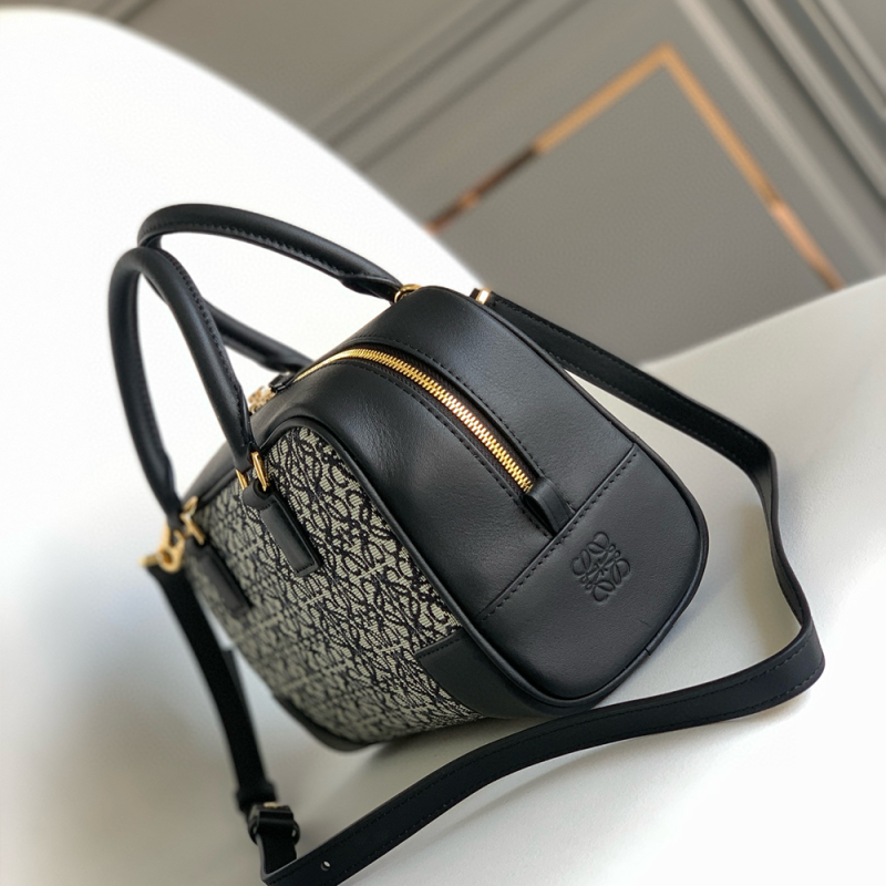 LOEWE Amazona 23 Handbag