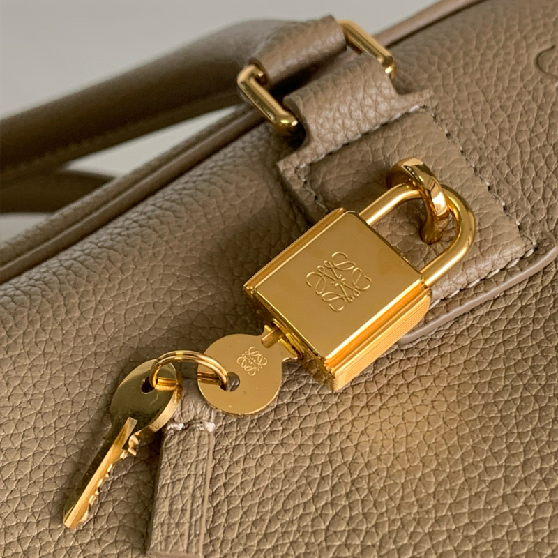 LOEWE Amazona 23 Handbag