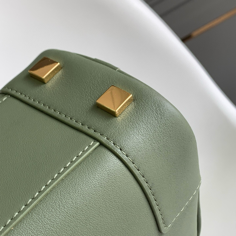 LOEWE Amazona 23 Handbag