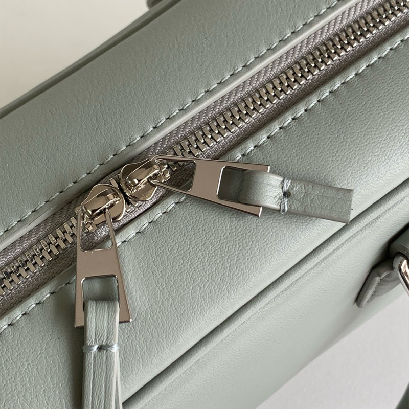 LOEWE Amazona 23 Handbag