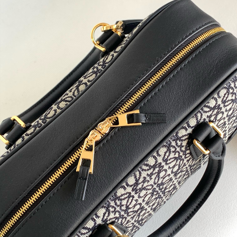 LOEWE Amazona 23 Handbag