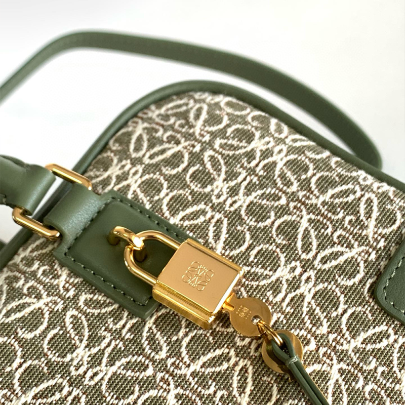 LOEWE Amazona 23 Handbag
