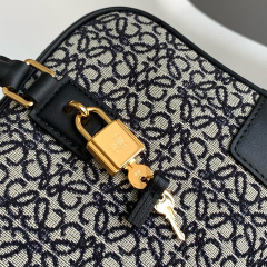 LOEWE Amazona 23 Handbag