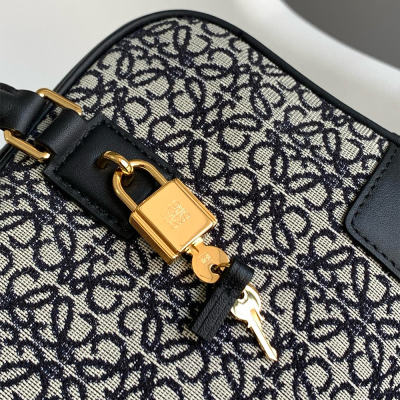 LOEWE Amazona 23 Handbag
