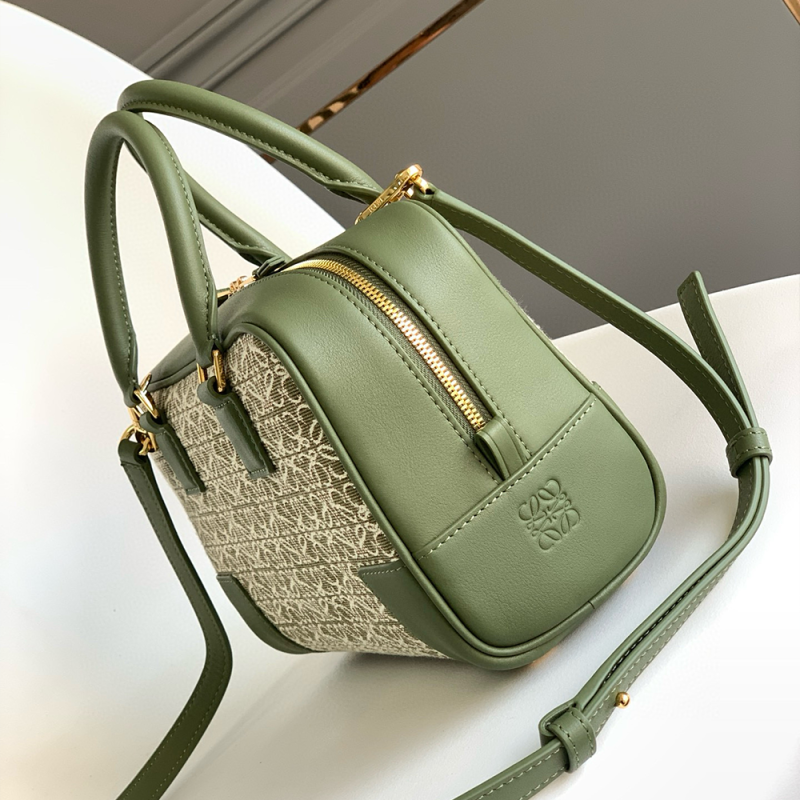 LOEWE Amazona 23 Handbag