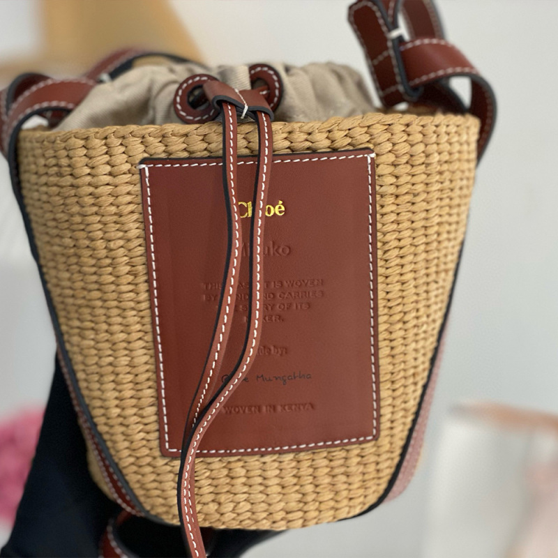 CHLOÉ SMALL WOODY BASKET IN NATURAL FIBERS