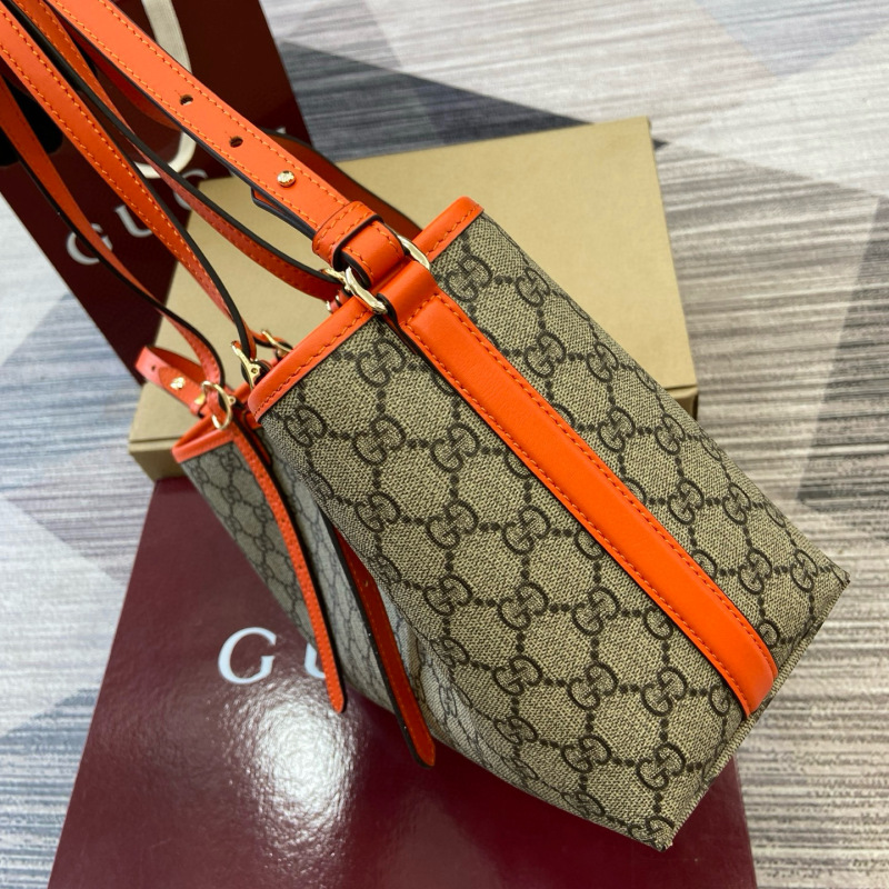 GUCCI GG Emblem medium tote bag